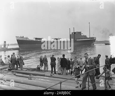 Tewaterlating Mme Charis à Bolnes pour KNSM par Mme Kruseman Plantinga Date: 4 octobre 1953 lieu: Bolnes mots clés: Tewaterlatingen Nom de l'institution: KNSM, MS Charis Banque D'Images