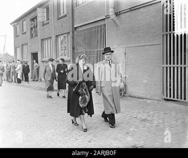Tewaterlating Mme Charis à Bolnes pour KNSM par Mme Kruseman Plantinga Date: 4 octobre 1953 lieu: Bolnes mots clés: Tewaterlatingen Nom de l'institution: KNSM, MS Charis Banque D'Images