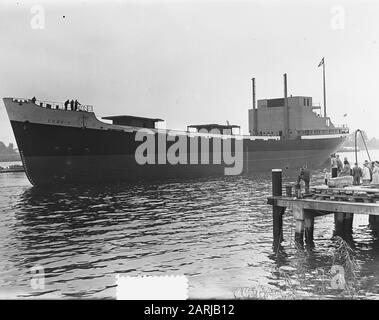 Tewaterlating Mme Charis à Bolnes pour KNSM par Mme Kruseman Plantinga Date: 4 octobre 1953 lieu: Bolnes mots clés: Tewaterlatingen Nom de l'institution: KNSM, MS Charis Banque D'Images