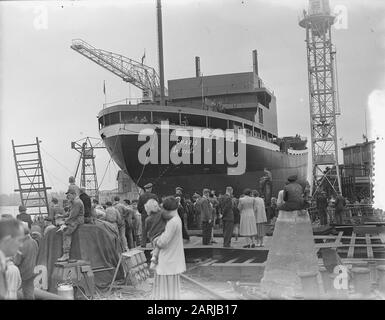 Tewaterlating Mme Charis à Bolnes pour KNSM par Mme Kruseman Plantinga Date: 4 octobre 1953 lieu: Bolnes mots clés: Tewaterlatingen Nom de l'institution: KNSM, MS Charis Banque D'Images