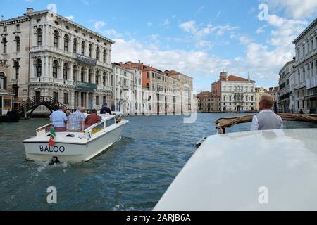 Venise, Italie : vue sur l'extrémité est du Grand Canal prise d'un Motoscafi Banque D'Images