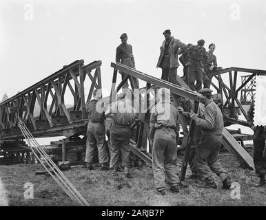 Wijchen. Construction de ponts militaires sur bras du Maas Date: 14 octobre 1953 lieu: Gueldre, Wijchen mots clés: Industrie de la construction, ponts Nom personnel: Maas Banque D'Images