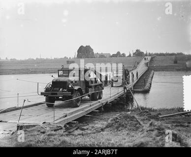 Construction de ponts militaires de Wijchen sur bras du Maas Date: 14 octobre 1953 lieu: Gueldre, Wijchen mots clés: BRUGGENBUW Nom personnel: Maas Banque D'Images