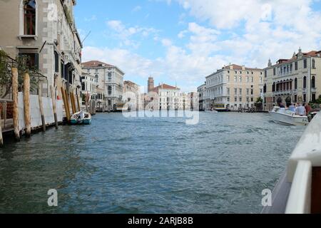 Venise, Italie : vue sur l'extrémité est du Grand Canal prise d'un Motoscafi Banque D'Images