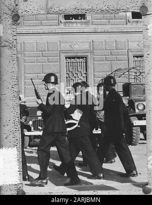 Drapeau italien hoiffé à l'hôtel de ville de Trieste, enlevé par la police Date: 9 novembre 1953 mots clés: Police, STAD HOUSE, DRAPEAU Banque D'Images