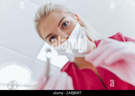 Jeune médecin en uniforme violet faisant la chirurgie. Virus. Maladie.vue de dessous Banque D'Images