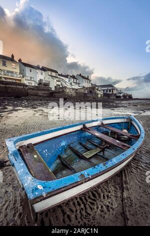 Les nuages de tempête se rassemblent au-dessus des bateaux amarrés sur l'estuaire de la rivière Torridge à Appledore, dans le nord du Devon. Banque D'Images