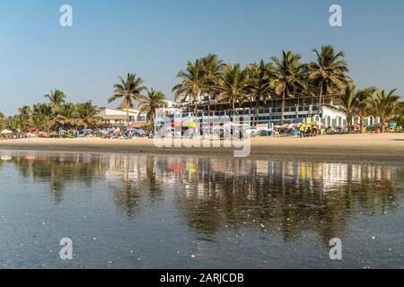 Palmen am Strand von Kotu beim Paradise Beach Bar und Restaurant spiegeln sich bei Ebbe im flachen Wasser, Kotu, Kanifing, Serekunda, Gambie, Westafri Banque D'Images