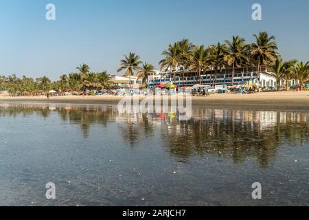 Palmen am Strand von Kotu beim Paradise Beach Bar und Restaurant spiegeln sich bei Ebbe im flachen Wasser, Kotu, Kanifing, Serekunda, Gambie, Westafri Banque D'Images