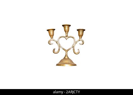 Chandelier fait de laiton dans la forme d'un coeur avec trois endroits pour les bougies, isolé sur un fond blanc avec un chemin d'écrêtage. Banque D'Images