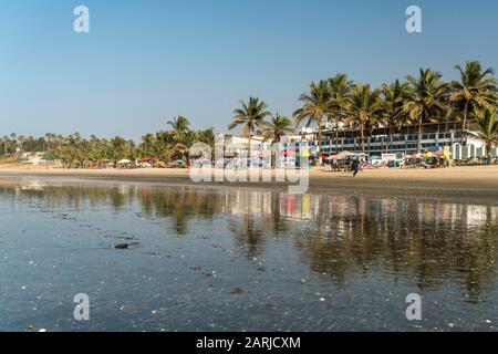 Palmen am Strand von Kotu beim Paradise Beach Bar und Restaurant spiegeln sich bei Ebbe im flachen Wasser, Kotu, Kanifing, Serekunda, Gambie, Westafri Banque D'Images