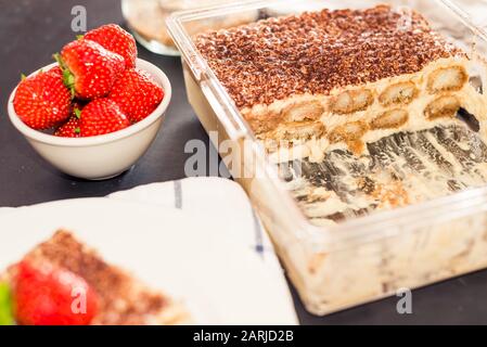 dessert gastronomique tiramisu avec fraises dans une belle assiette Banque D'Images