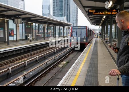 Train Arrivant À South Quay, London Docklands Light Railway Banque D'Images