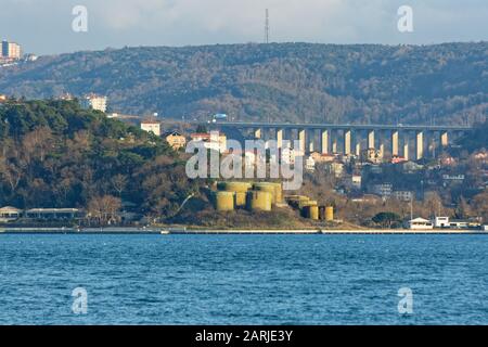 Produits pétroliers, réservoirs de stockage de carburant dans une ancienne installation de remplissage abandonnée sur la rive du détroit de Cubuklu / Bosphore à Istanbul. Banque D'Images