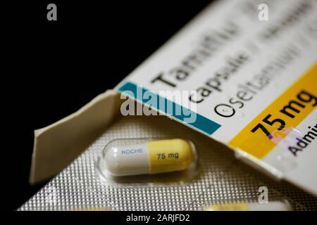 Bucarest, Roumanie - 26 janvier 2020: Gros plan avec une capsule de Tamiflu (oseltamivir) sur un blister, un médicament antiviral qui bloque le Banque D'Images