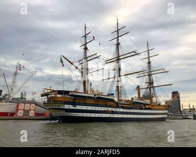 Hambourg, Allemagne - Août 17,2018 : Amerigo Vespucci navire. Ce voilier de la marine construit comme un navire de formation pour la formation des élèves Banque D'Images