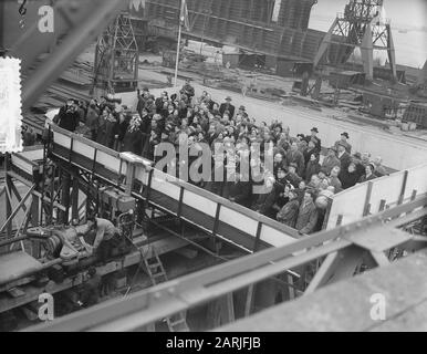 Tewaterlating Crania by C. van der Giessen & Zoonen's Shipwerven N.V., Krimpen aan den IJssel Date: 11 January 1955 lieu: Krimpen aan den IJssel mots clés: Tewaterlatingen Nom de l'établissement: C. van der Giessen & Zoonen's Scheepswerven N.V. Banque D'Images