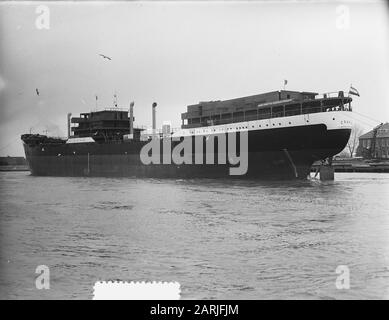 Tewaterlating Crania by C. van der Giessen & Zoonen's Shipwerven N.V., Krimpen aan den IJssel Date: 11 January 1955 lieu: Krimpen aan den IJssel mots clés: Tewaterlatingen Nom de l'établissement: C. van der Giessen & Zoonen's Scheepswerven N.V. Banque D'Images