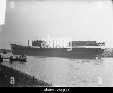 Tewaterlating Crania by C. van der Giessen & Zoonen's Shipwerven N.V., Krimpen aan den IJssel Date: 11 January 1955 lieu: Krimpen aan den IJssel mots clés: Tewaterlatingen Nom de l'établissement: C. van der Giessen & Zoonen's Scheepswerven N.V. Banque D'Images