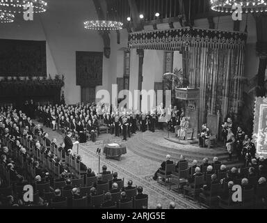 La Reine Juliana signe une réunion solennelle dans la salle Knight de la Haye l'Acte de confirmation du Statut du Royaume Un des ministres donne un discours Annotation: L'anniversaire du Statut est célébré le 15 décembre, jour du Royaume, Date: 15 décembre 1954 lieu: La Haye, Hollande-Méridionale mots clés : Queens, ministres, parlementaires, cérémonies, princes, discours Nom personnel : Bernhard (prince Pays-Bas), Juliana (Reine Pays-Bas) Banque D'Images