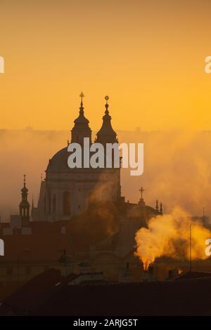 L'Église de Saint Nicolas dans la brume. Prague, République tchèque. C'est l'église baroque la plus célèbre de Prague, avec l'ancienne co jésuite Banque D'Images