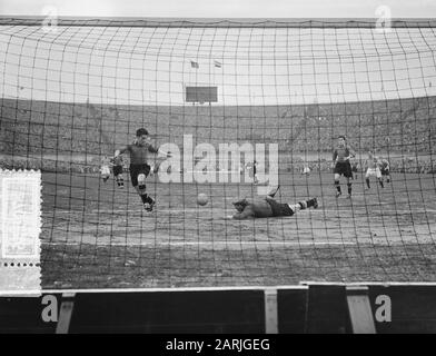 Football Holland contre Belgique 1-0 Date : 3 avril 1955 mots clés : sport, football Nom personnel : Hollande Banque D'Images