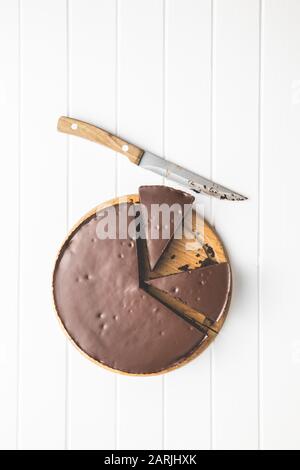 Gâteau au chocolat sur table blanche. Banque D'Images