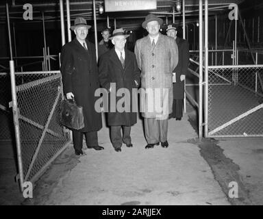 Départ Schiphol à la Commission américaine De Trois annotations : sujet la Commission des Bons services des Nations Unies, composée de l'américain Frank P Graham (au milieu), de l'australien Richard Kirby (à droite) et du belge Paul van Zeeland (à gauche) Date : 31 janvier 1948 lieu : Noord-Holland, Schiphol mots clés : commissions, organisations internationales, aéroports Nom personnel : Graham, Frank P., Kirby, Richard, Zeeland, Paul Banque D'Images