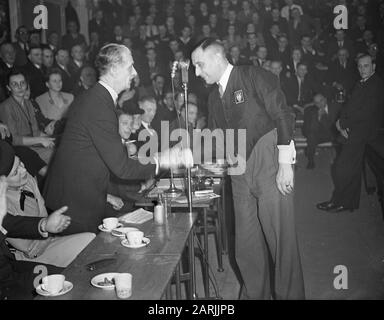 Champion européen de billard de Leeuw avec cigare Date : 26 février 1948 mots clés : billard, champions Banque D'Images