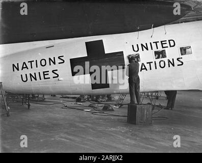 Avion de la Croix-Rouge par le comte Bernadotte Annotation: Les Nations Unies avaient affrété un avion de la DC3 de la KLM pour le comte en raison d'une mission en Palestine Date: 26 mai 1948 mots clés : organisations internationales, aéronefs Banque D'Images