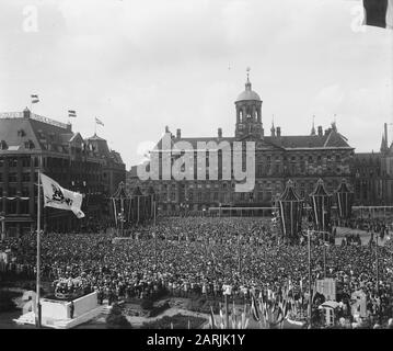 Abdication Reine Wilhelmina/Inauguration de la Reine Juliana abdication Reine Wilhelmina. Vue sur le barrage pendant la scène du balcon. Date: 4 septembre 1948 lieu: Amsterdam, Noord-Holland mots clés: Abdications, maison royale, public Banque D'Images