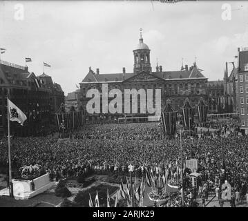 Abdication Reine Wilhelmina/Inauguration de la Reine Juliana abdication Reine Wilhelmina. Vue sur le barrage pendant la scène du balcon. Date: 4 septembre 1948 lieu: Amsterdam, IJ mots clés: Abdications, maison royale, public Banque D'Images