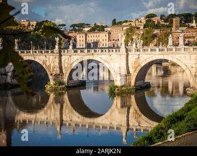 Un vieux pont en pierre traversant la rivière Tiber à Rome près Banque D'Images