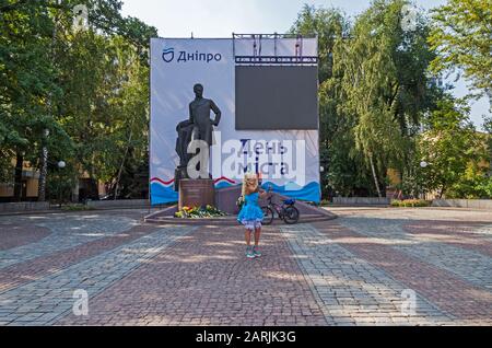 Dnipro, Ukraine - 14 septembre 2019: Fille en costume de conte de fées personnage Malvina prend selfie sur le monument d'arrière-plan à Alexander Pol. Inscription r Banque D'Images