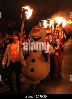 Membres de l'équipe Jarl Squad de Lerwick sur les îles Shetland pendant le festival Up Helly Aa Viking. Originaire des années 1880, le festival célèbre le patrimoine nordique de Shetland. Banque D'Images