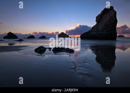 Coucher du soleil sur la plage de Bandon, dans le sud de l'Oregon coast. Banque D'Images