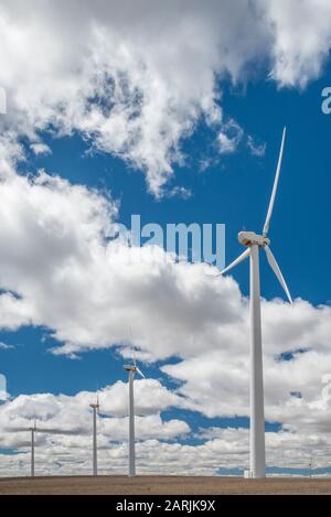 Éoliennes de production d'électricité en champ de blé près de Condon, Oregon. Banque D'Images