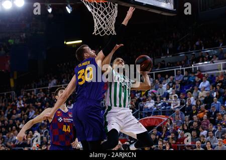 Barcelone, ESPAGNE - 25 JANVIER : le demi-livre de Real Bite et Victor Claver du FC Barcelone pendant le match de Liga Endesa entre le FC Barcelone et Real Banque D'Images