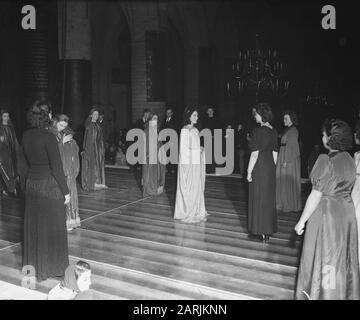 Jeu de Noël dans le Grand ou Saint-Bavokerk à Haarlem Date: 17 décembre 1945 lieu: Haarlem, Noord-Holland mots clés: Jeu de Noël Banque D'Images