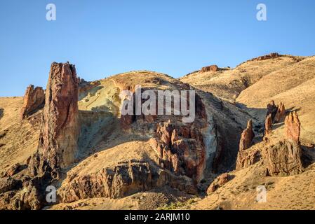 Formations rocheuses de tuf à flux de cendres de rhyolite volcanique montrant une érosion différentielle à Leslie Gulch, dans le sud-est de l'Oregon. Banque D'Images