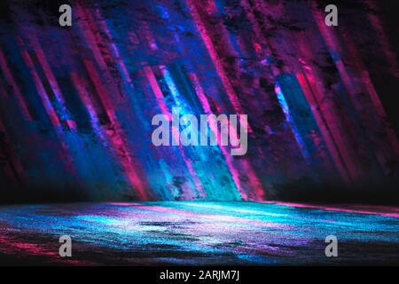 Arrière-plan vide pour le placement ou la présentation de produits avec revêtement en béton. Néon bleu et rose. Fumée, brouillard, asphalte humide avec réflexion de Banque D'Images