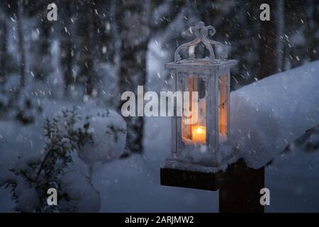 Gros plan d'une lanterne de Noël en chute de neige. Banque D'Images