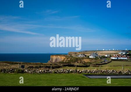 Le village d'Upton est situé sur la falaise de Bude Bay avec une vue magnifique sur l'Atlantique, non loin de GCHQ Bude, alias CSO Morwenstow Banque D'Images