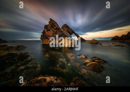 Fiddle Bow rock formations in dusk, Portknockie, Ecosse Banque D'Images