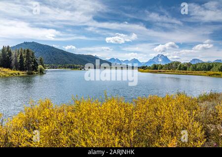 Jackson Lake avec la chaîne de montagnes Grand Teton en arrière-plan Banque D'Images