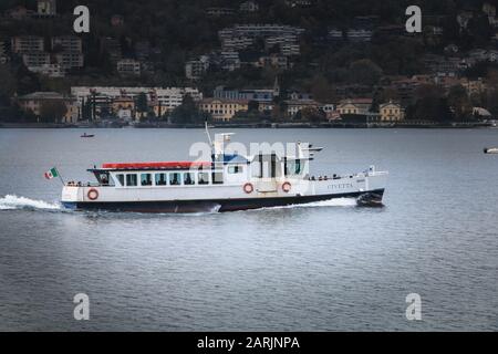 Côme, Italie - 4 novembre 2017: Bateau de transport touristique Civetta naviguant sur le lac de Côme en automne Banque D'Images