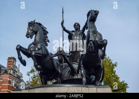 Boudicia était une célèbre reine des Iceni qui a mené une rébellion contre les Romains autour de 60 AD. Cette statue la montre à elle et à ses filles sur un char. Banque D'Images