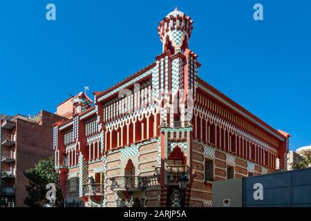 Casa Vicens est l'un des premiers travaux d'Antonio Gaudi et sa commission a contribué à établir sa carrière. Le thème mauresque est complexe. Banque D'Images