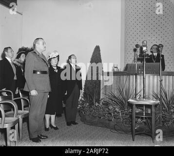 Général Foulkes À Wageningen. Salutation Des Règles Générales. Pendant la lecture chansons folkloriques Date: 3 mai 1948 lieu: Gelderland, Wageningen mots clés: Play, FOLKSLIDEER, salutations Nom personnel: Kruls, H.J. Banque D'Images