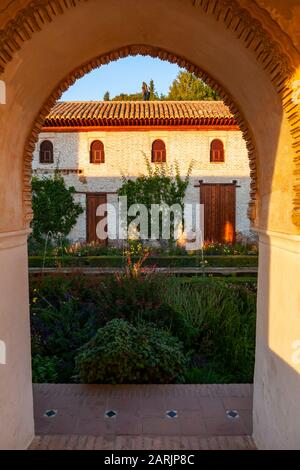 L'Alhambra, l'un des seuls exemples d'un palais mauresque intact dans le monde, est un grand tirage au sort pour le tourisme à Grenade, en Espagne. Banque D'Images